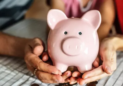 Sondaj: Românii nu mai reușesc să pună bani deoparte, chiar dacă au crescut salariile