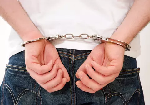 Mită sub pandemie. Un primar din Tulcea s-a dus să încaseze 10.000 de lei, echipat cu mască și mănuși de protecție