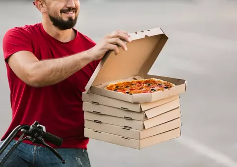 Procurorii turci cer 18 ani de închisoare pentru un curier care a scuipat pe o pizza. Un terorist riscă mai puțini ani