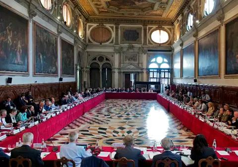 UPDATE | Guvernul Orban, pârât la Comisia de la Veneția pentru legea alegerii primarilor în două tururi