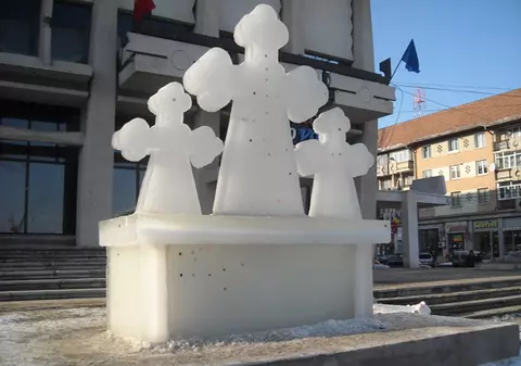 Tradiție la Suceava. Crucile de gheață, făcute de 130 de ani de pompierii voluntari din Bosanci. Ce spune legenda