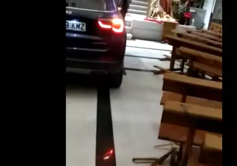 Cu mașina la altarul bisericii. Ce a făcut un șofer după ce a izbit repetat în ușile lăcașului