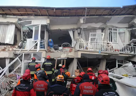 Imagini dramatice de la cutremurul violent din Turcia: 22 de morți, 1000 de răniți, clădiri prăbușite și peste 200 de replici. Un nou seism de 5,1 grade s-a produs la mai puțin de o zi