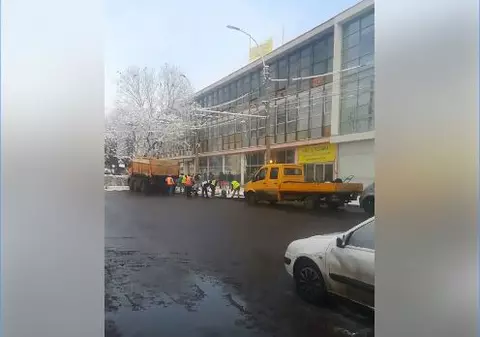 VIDEO | Drum asfaltat peste zăpadă în Cluj-Napoca. „Am sunat la primărie să fac o sesizare unde m-au pasat la 3 persoane”