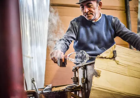 Ultima fabrică de sticlă din România, veche de 400 de ani, se deschide pentru turiști. ”Am făcut pahare pentru nunta Prințului Charles”