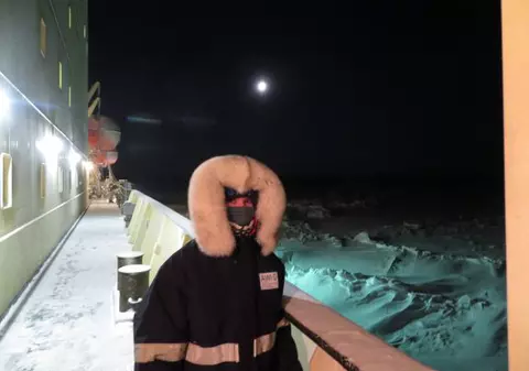 Trei luni în întunericul polar. O româncă face parte din cea mai mare expediție de cercetare din istorie. Printre ghețuri, cu șosete de lână ”a la bunica” și untură pe pâine la cină