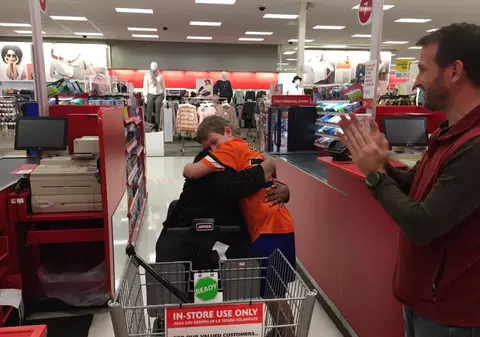 Gestul făcut de un băiețel de 10 ani care a găsit un plic cu 900 de dolari într-un magazin