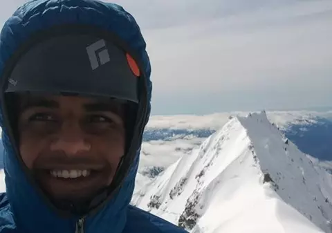 Un tânăr de 16 ani a supraviețuit după ce a căzut peste 150 de metri pe un munte