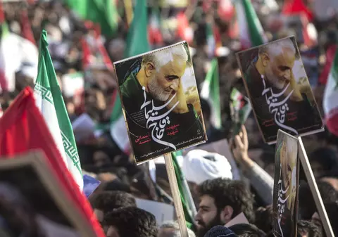 Un artist iranian din SUA, despre cum să fii și împotriva „despotismului lui Trump și intimidărilor Americii”, și împotriva guvernului de la Teheran