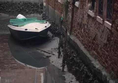 Veneția are canalele secate, la două luni după inundații. Imaginile par ireale