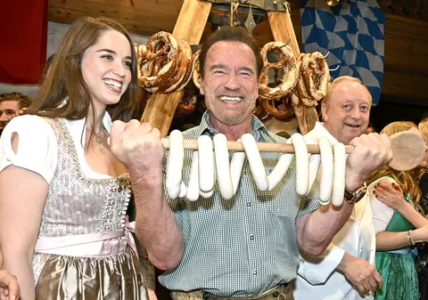 Arnold Schwarzenegger a dat ganterele pe cârnați! Cum s-a pozat actorul la o petrecere, în Austria