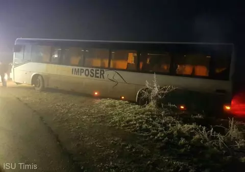 Un autobuz cu 23 de elevi a intrat într-un șanț, în Timiș