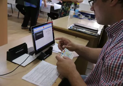 Cărțile de identitate rămân valabile încă 10 ani după introducerea celor noi. Cum vor arăta viitoarele buletine