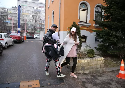 Primele imagini cu Matteo și fetița lui nou-născută! Artistul și iubita sa au părăsit maternitatea