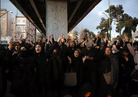 Imagini dramatice din Iran. Forțele de securitate trag cu gloanțe și gaze lacrimogene. Mulțimea răspunde: ”Moarte dictatorului!”