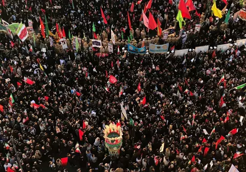 Amenințarea sumbră a fiicei generalului Soleimani, în fața a zeci de mii de iranieni furioși: ”Trump, nebunule!”