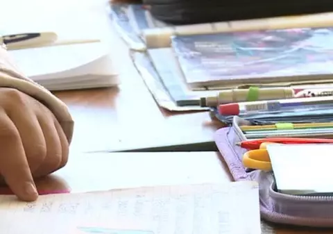 O învățătoare din Sibiu nu a mai venit la școală de patru luni. Conducerea nu o poate înlocui, iar copiii stau cu femeia de serviciu