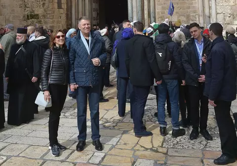 Carmen și Klaus Iohannis, vizită la Biserica Sfântului Mormânt din Ierusalim. Cei doi, relaxați și zâmbitori, s-au fotografiat cu pelerinii români aflați în zonă