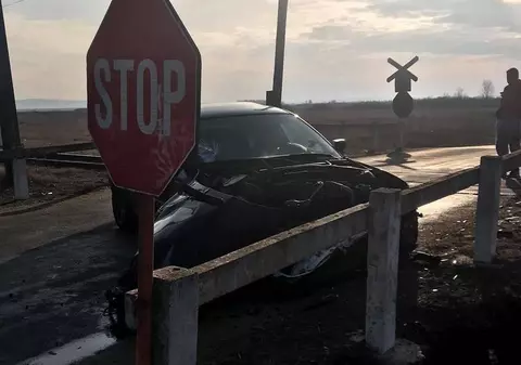 Cum arată mașina unui șofer care a scăpat fără nici o zgârietură după ce l-a izbit trenul. S-a întâmplat în Timiș