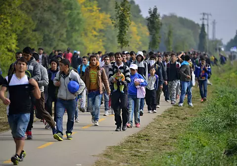 Focuri de armă la graniţa Serbiei cu Ungaria: Zeci de migranţi au încercat să forţeze intrarea în UE