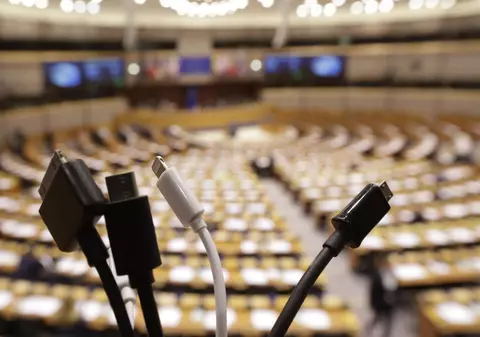 Parlamentul European a decis. Încărcător comun pentru toate telefoanele mobile