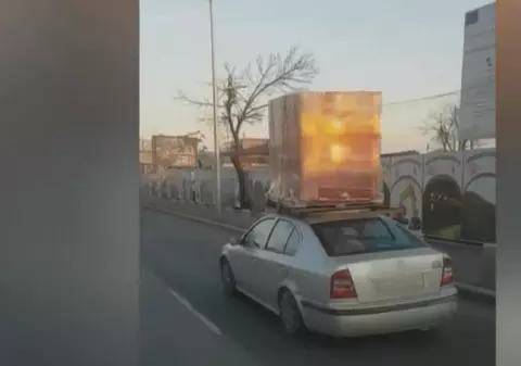 VIDEO | Imagini incredibile în București: a cărat un palet de cărămidă cu mașina: „Bă, ești nebun?! Ca-n India!”