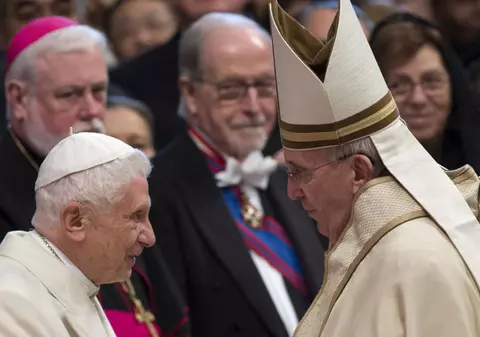 Fostul papă Benedict rupe tăcerea și lansează un avertisment rar pentru succesorul său, Francisc