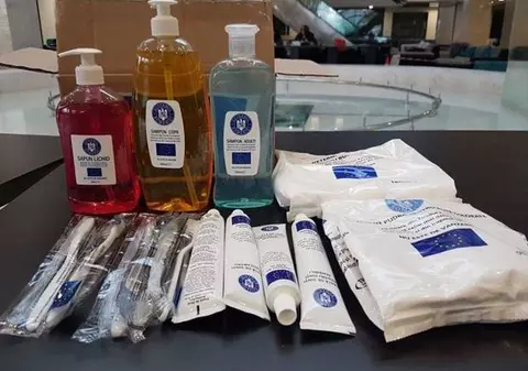 Pastă de dinți și săpun, distribuite asistaților social din Timișoara. Produsele au sigla Guvernului și UE