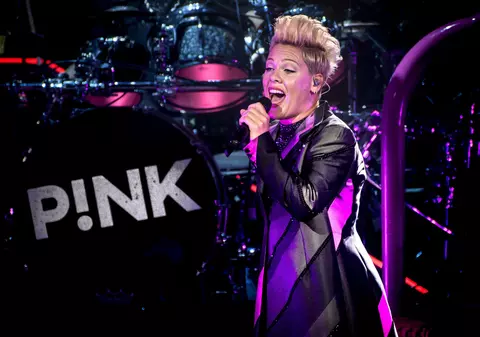 Pink se destăinuie. "Văd ridurile. Mai ales atunci când zâmbești"