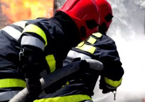 Pompierii din Sibiu au salvat cinci persoane dintr-un incendiu declanșat în această dimineață. O bătrână are arsuri la față