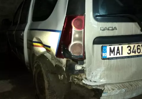 Un șofer băut a lovit tocmai mașina radar a Poliției Botoșani, aruncând-o în șanț. Comisarul din autospecială dădea o amendă