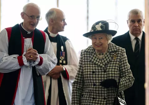 Regina Elisabeta a II-a s-a afișat alături de prințul Andrew, la o zi după ce le-au fost retrase titlurile regale Prințului Harry și lui Meghan Markle