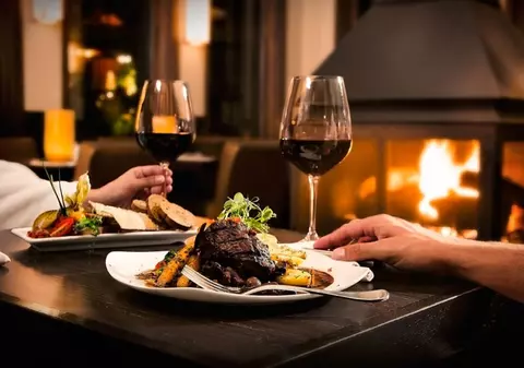 Românii dau cei mai puțini bani din UE pentru a lua masa în oraș