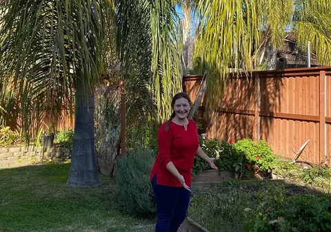 “Printre palmieri am vie și grădină cu usturoi, roșii, leuștean!” Artista Abigail Budak cultivă legume care-i amintesc de România în grădina ei din California