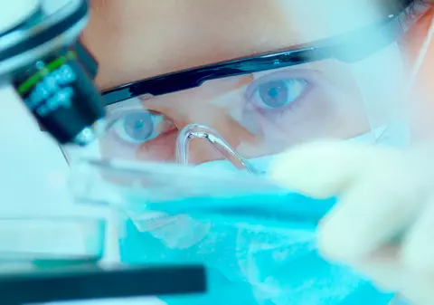 Cele mai mari descoperiri medicale ale anului 2019. Cum au fost înviate creiere de porc și cum salvează vieți un cocktail de virusuri!