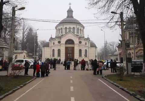 Monica Pop, imaginea tristeții la biserica unde este depus trupul neînsuflețit al Cristinei Țopescu