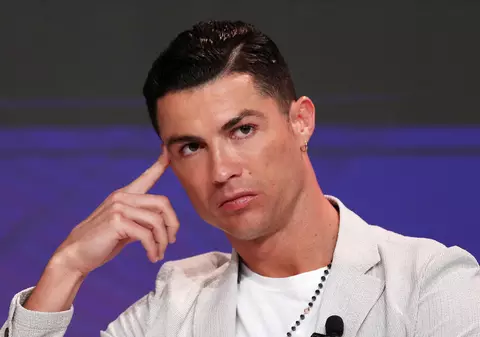 Detaliul neașteptat observat într-o poză cu Cristiano Ronaldo. Cum ascultă muzică fotbalistul plătit cu milioane de euro