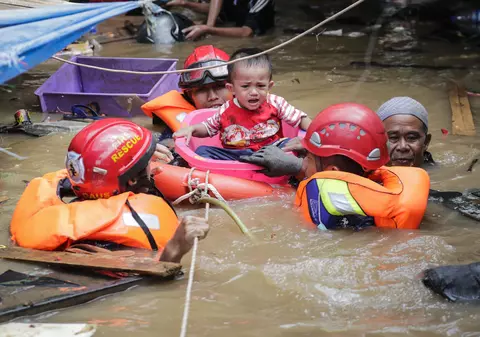 Zeci de morți și sute de mii de oameni evacuați, în urma inundațiilor catastrofale din Indonezia
