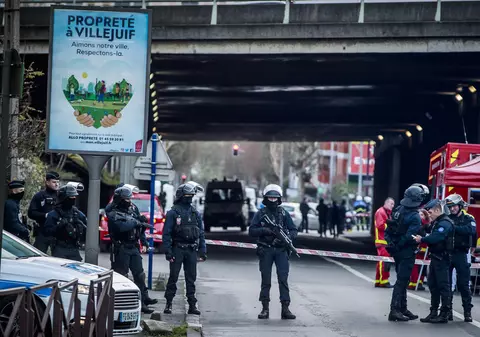 Atacatorul de la Paris, care a omorât un om și a rănit alți doi, era bolnav psihic