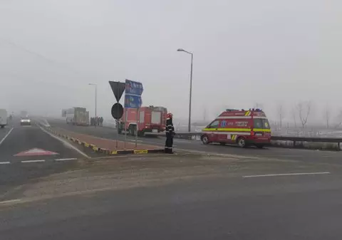 Un autocar cu 55 de persoane a fost implicat într-un accident rutier. A lovit două mașini