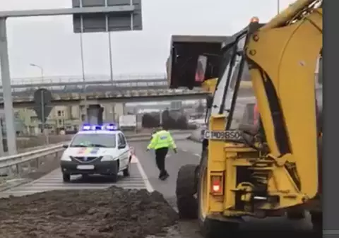 Șoferul unei basculante a blocat autostrada după ce ”a pierdut” toată încărcătura pe carosabil. ”Imaginea nepăsării față de ceilalți conducători”