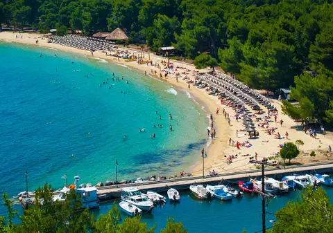 Skiathos, una dintre cele mai fermecătoare insule de pe coasta Mării Egee (PUBLICITATE)