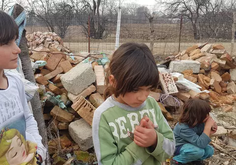 Prințesele din hambar vor avea palatul lor: voluntarii de la Asociaţia "Marius şi prietenii" au început să ridice o casă pe terenul concesionat de primărie