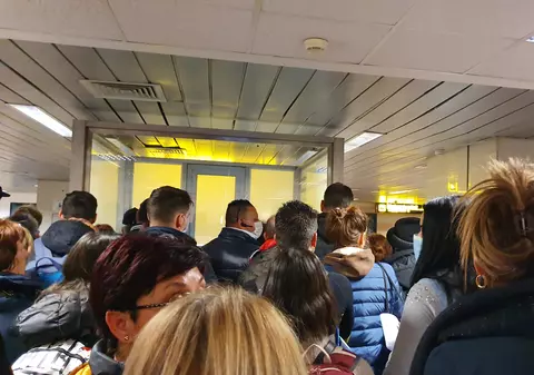 Două ore de la Milano la București, o oră la verificare pe Otopeni. Umor românesc de carantină: „Abia aștept să ajung să-i dau corona lu’ soacră-mea”