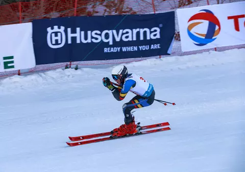 Românca Iulia Benga a câștigat cea mai importantă competiție internațională de schi din Poiana Brașov. E nevasta fotbalistului Alex Benga, de la Chindia