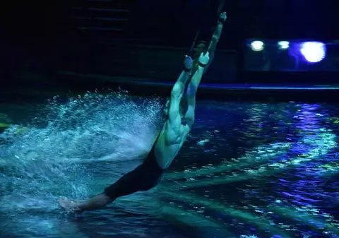 Cine este Emanuel Bădilă, românul acrobat într-un show din Dubai. Antonia și Mira, prezente la spectacolul tânărului