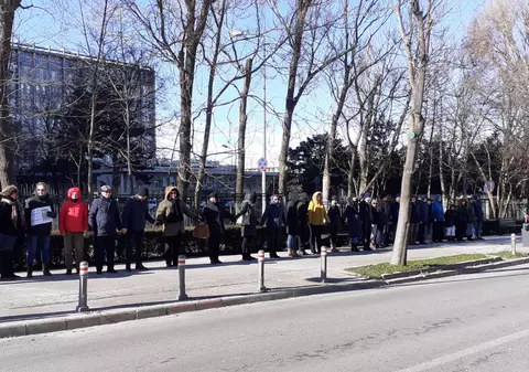 Lanț uman la Constanța, în memoria femeii care a murit după ce a așteptat 16 ore pe scaun la spital: ”E un sistem în care toți sunt acoperiți, ca în Camorra”