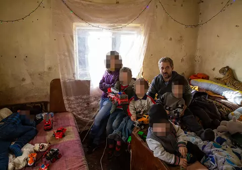 Ce ascundea cazul „emoționant” al unui tată fără un picior care „se chinuia să-și crească cei șase copii”. Își viola fata cea mare, iar casa donată de Gigi Becali a ajuns o ruină