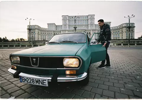 FOTOREPORTAJ | Povestea de dragoste dintre un tânăr de 21 de ani și Zaritza, o Dacie 1.300 de două ori mai bătrână: “Toată viața am visat să am Dacia mea!”