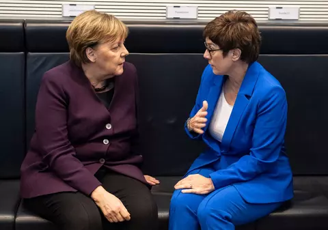 Lovitură de teatru în Germania. Protejata lui Merkel renunță la șefia partidului și la candidatura pentru postul de cancelar